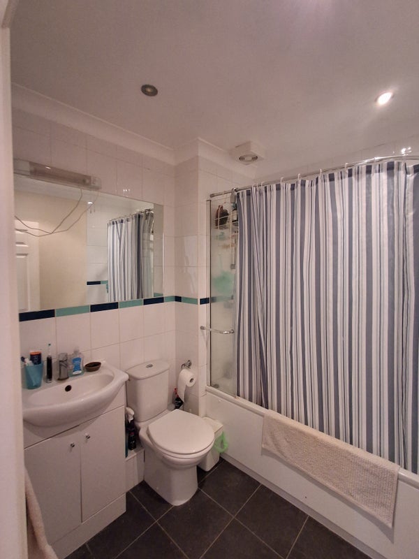 Room Westleigh Avenue in Greater London