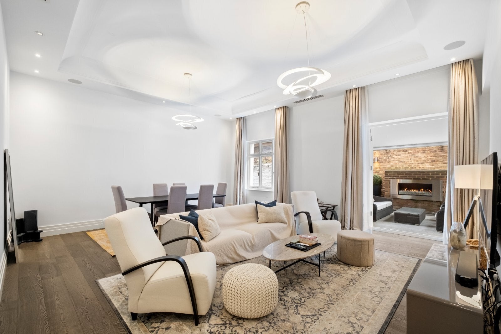 Flat Kensington Court in Greater London