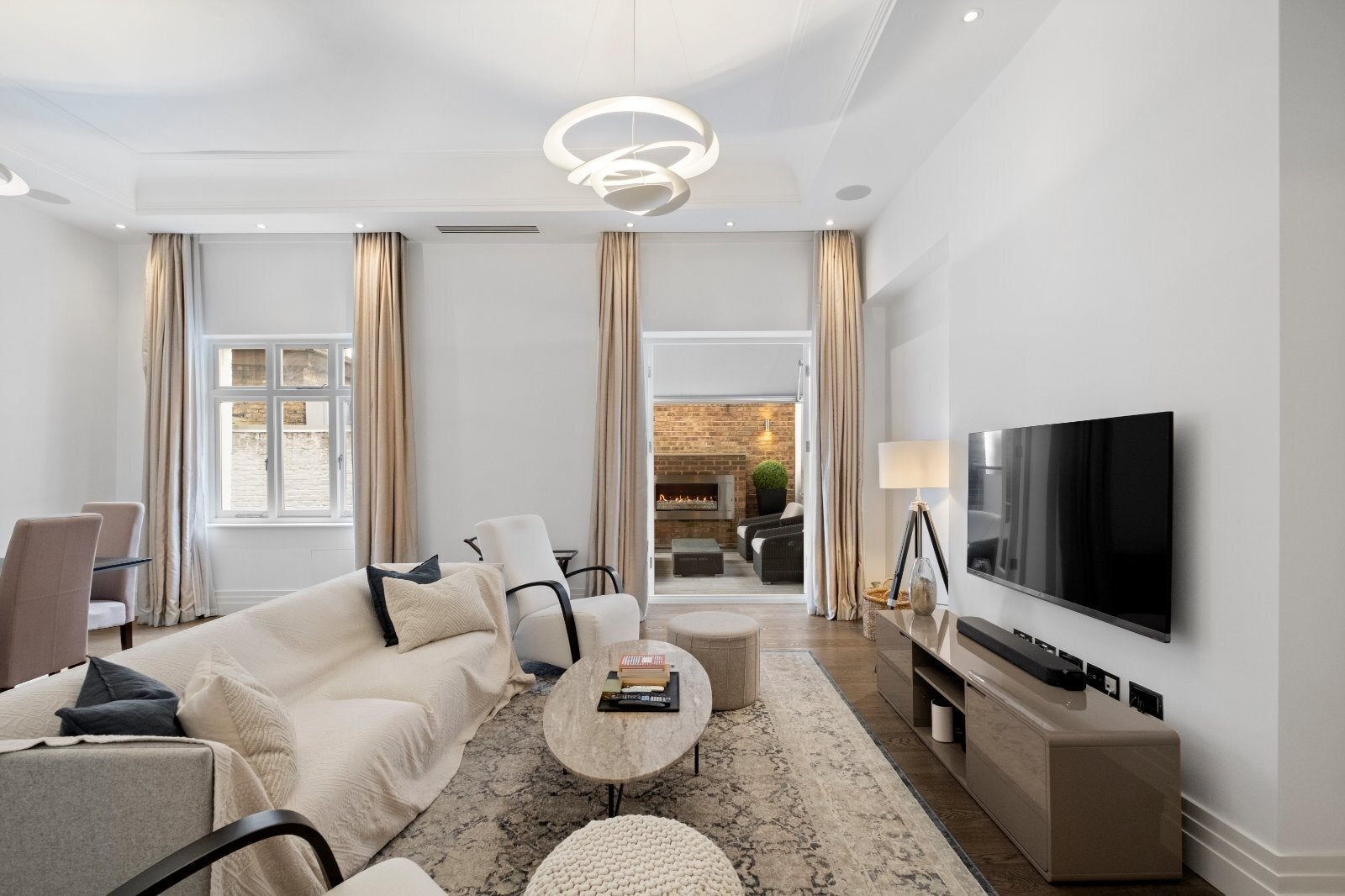 Flat Kensington Court in Greater London