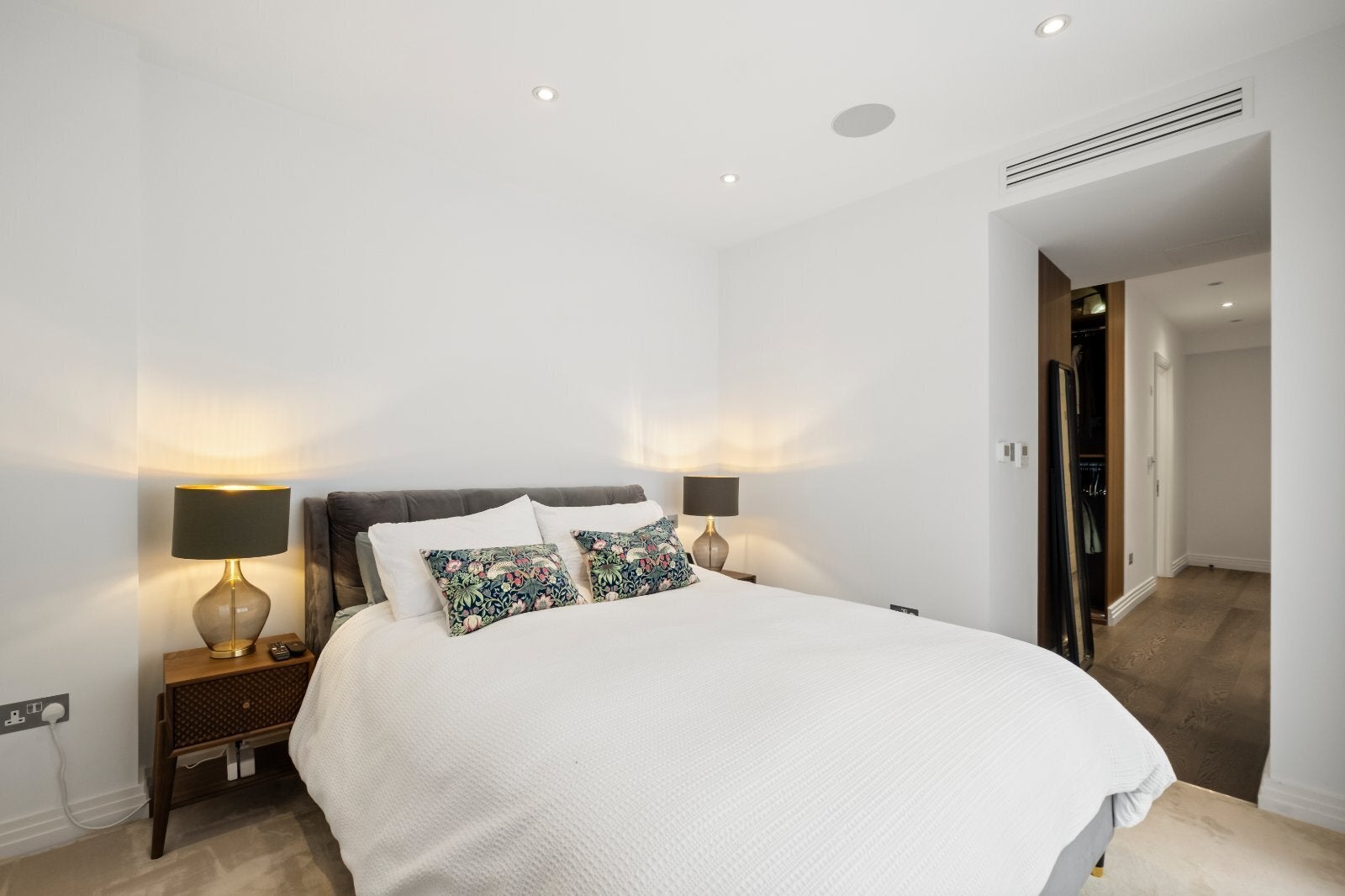 Flat Kensington Court in Greater London