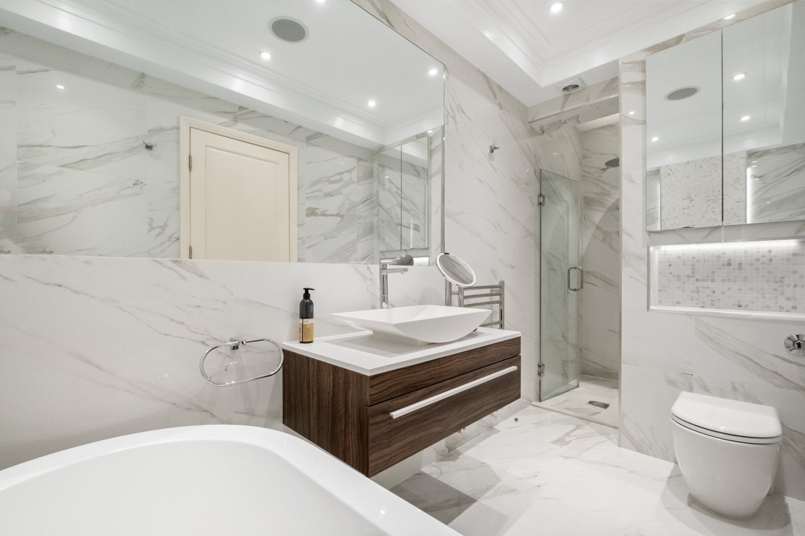 Flat Kensington Court in Greater London