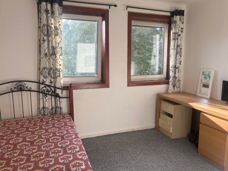 Room Mossgiel Road in Glasgow