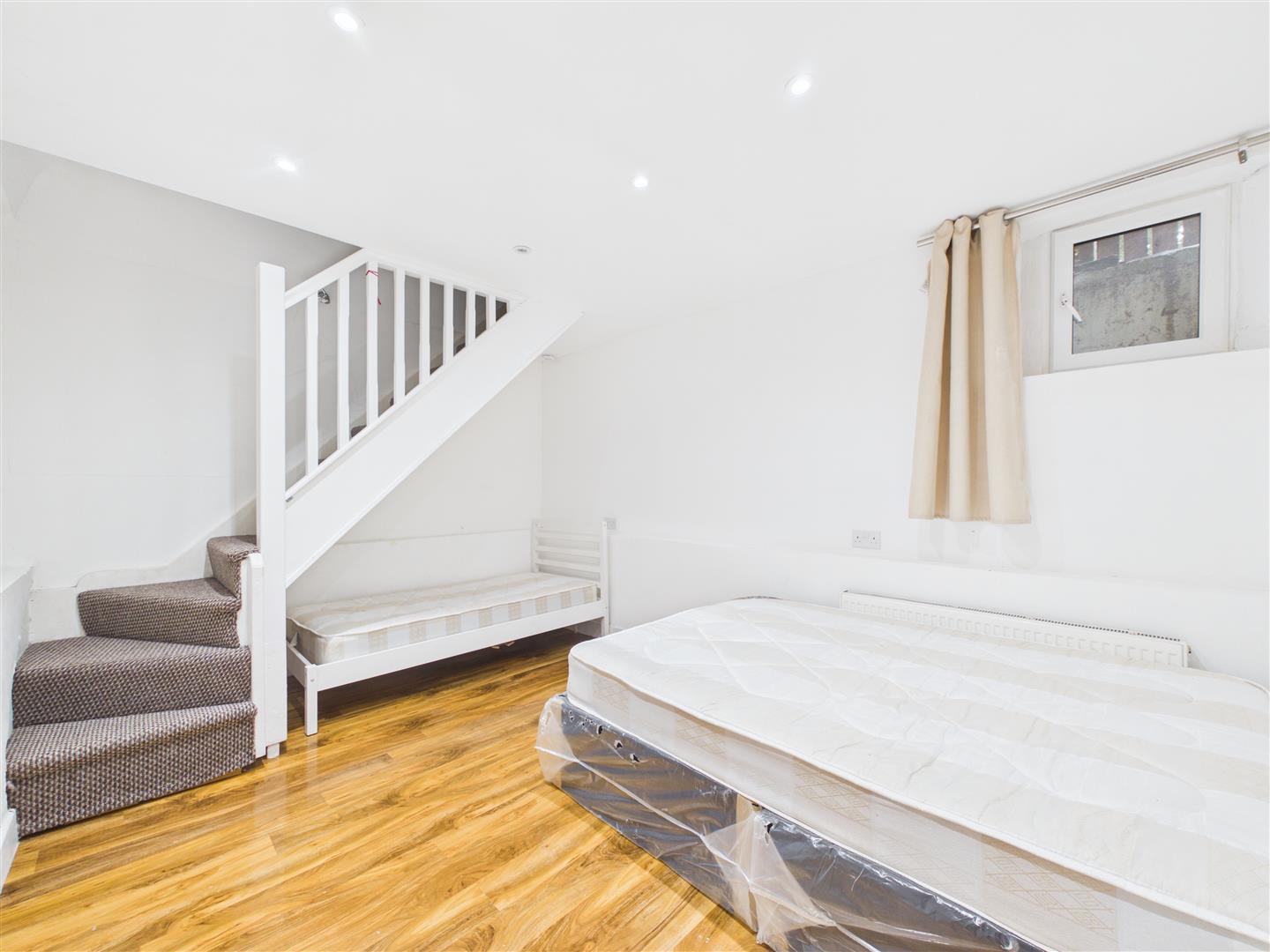 Flat Lynton Road in Greater London