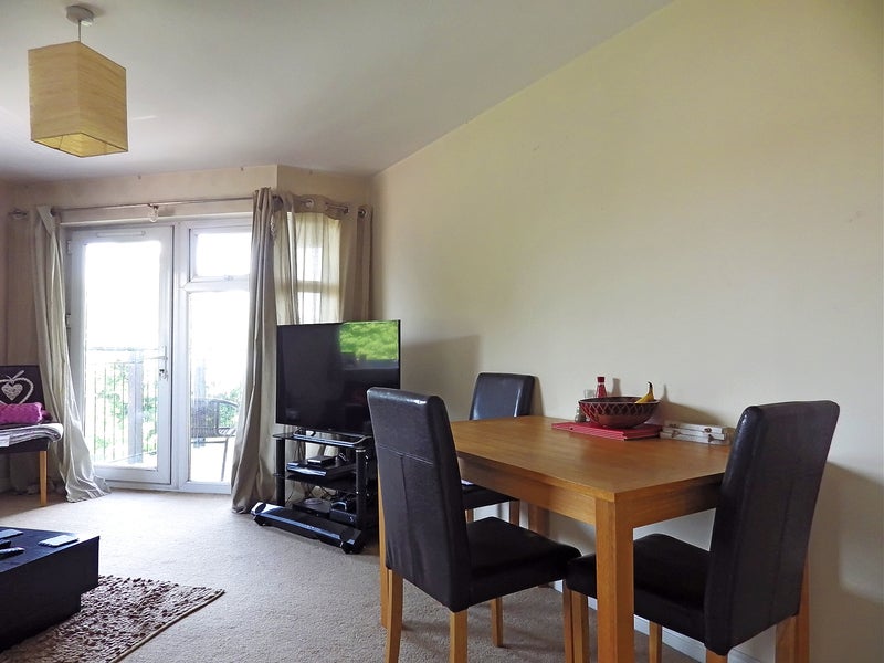 Flat Celsus Grove in Swindon