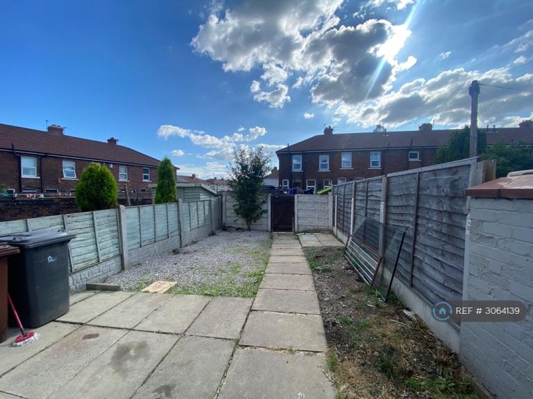 House Cedar Road in Leigh