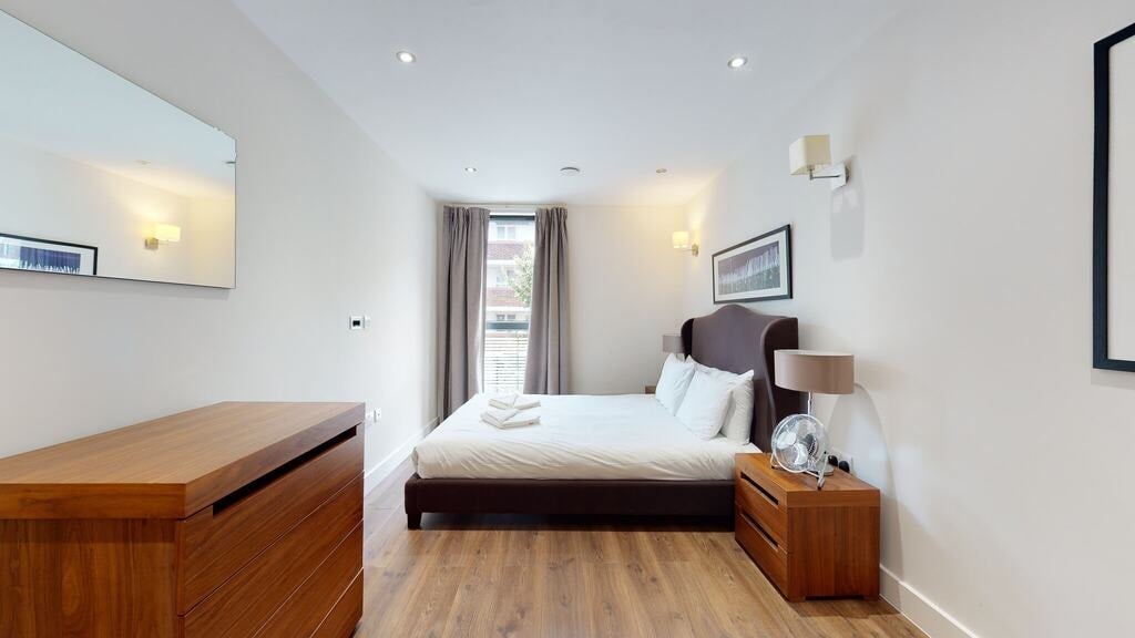 Flat Fairclough Street in Greater London