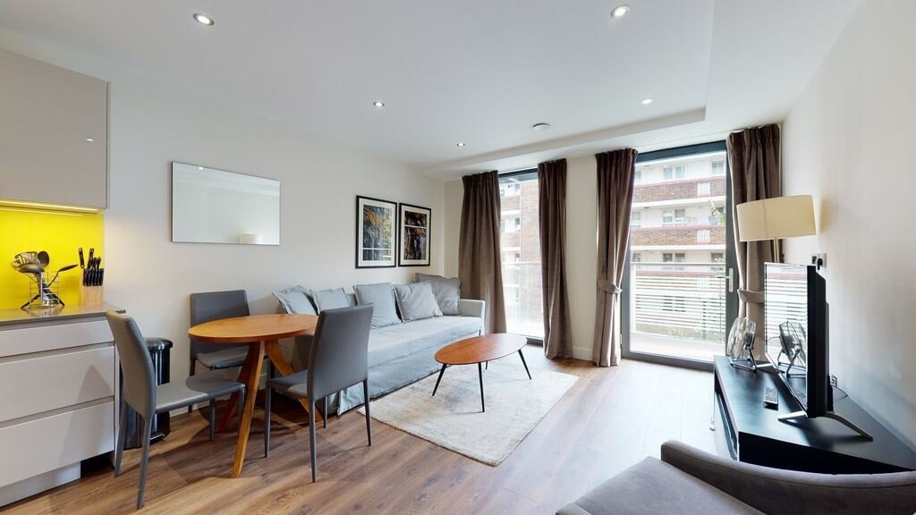 Flat Fairclough Street in Greater London