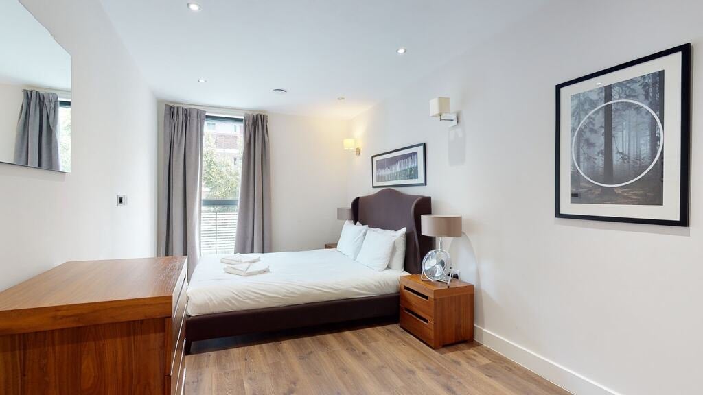 Flat Fairclough Street in Greater London