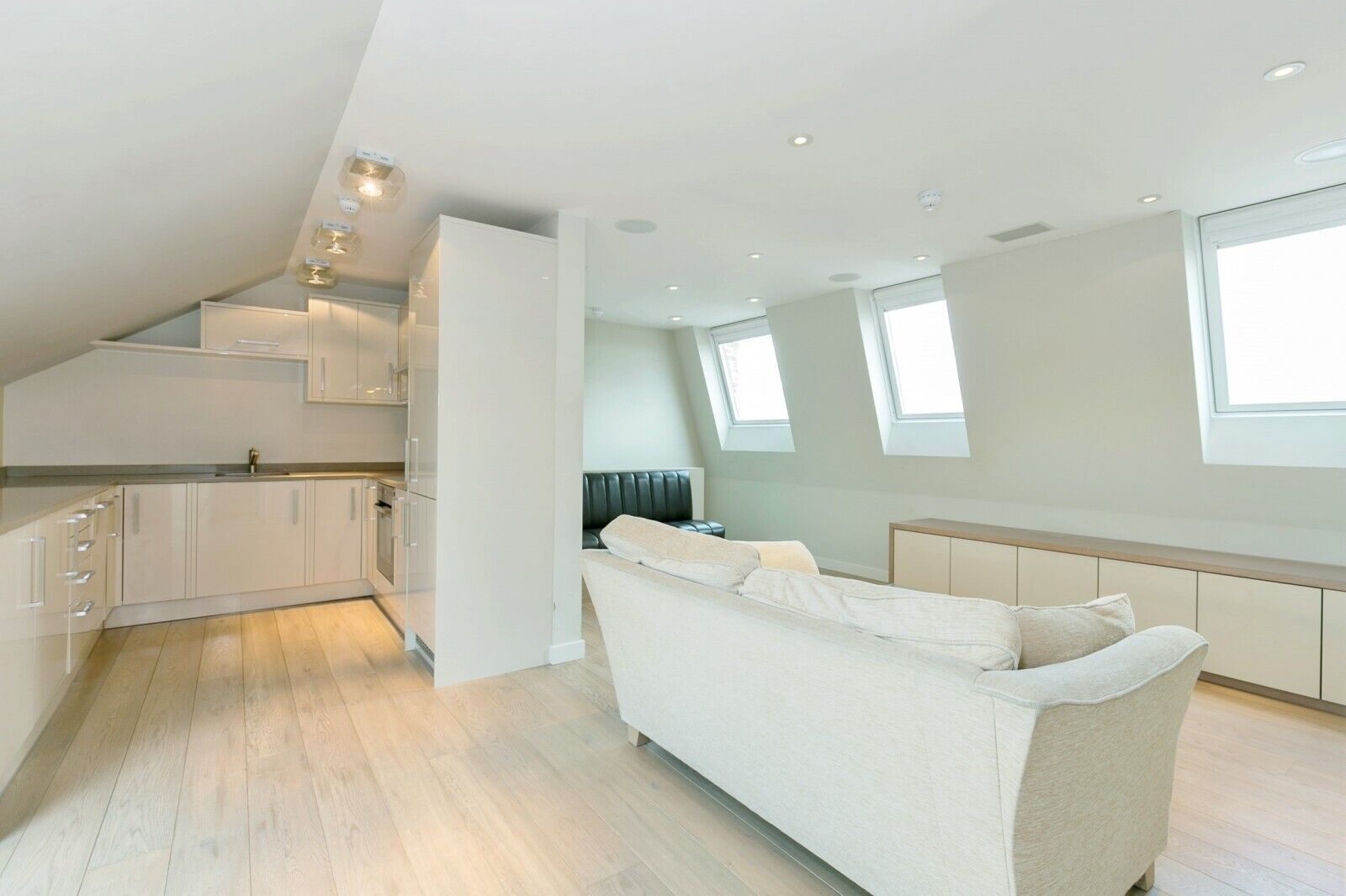 Flat Kingston Road in Greater London