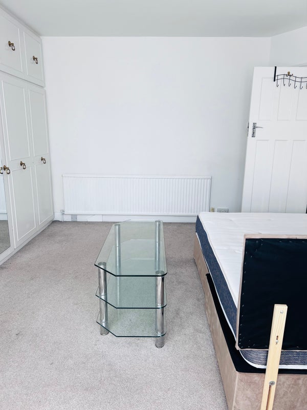 Room Brampton Grove in Greater London