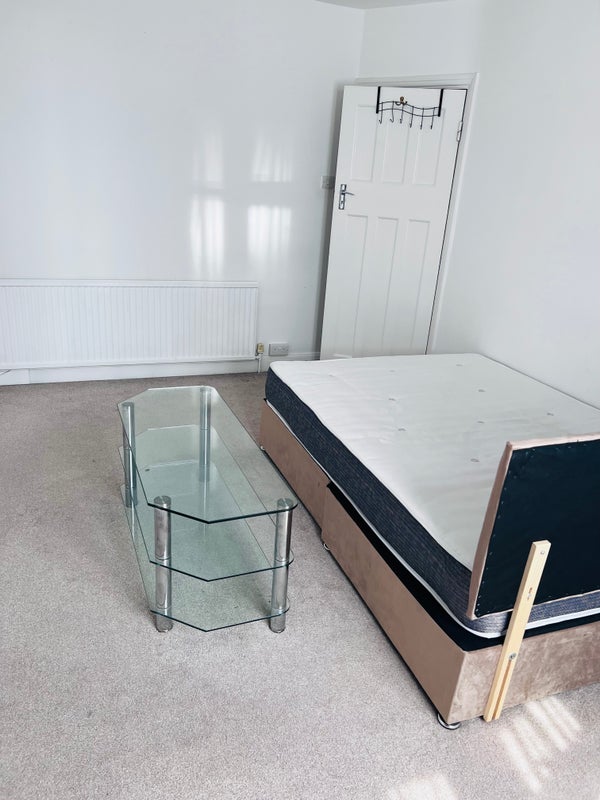 Room Brampton Grove in Greater London