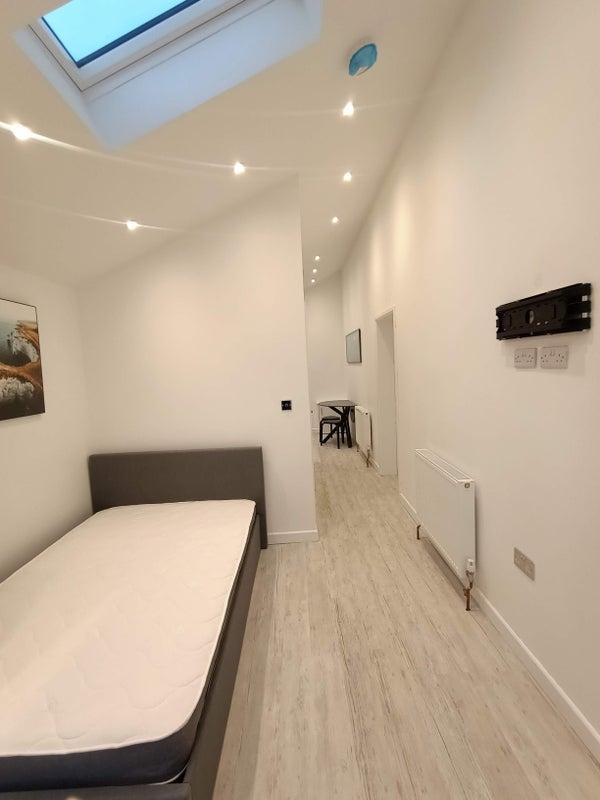 Room Campbell Road in Burton
