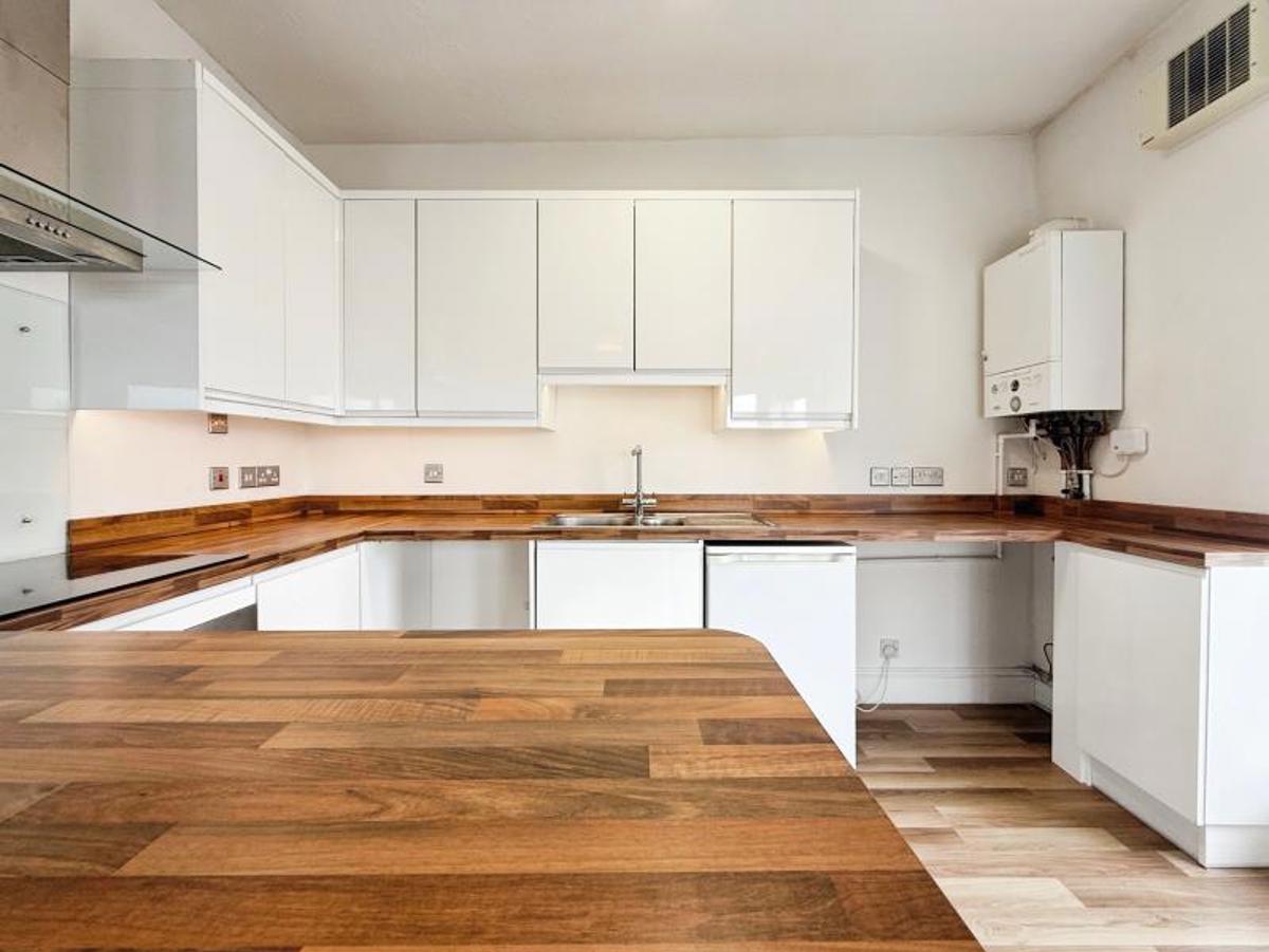 Flat Gloucester Road in Bristol