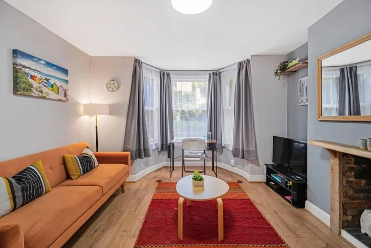 Flat Elmcourt Road in Greater London