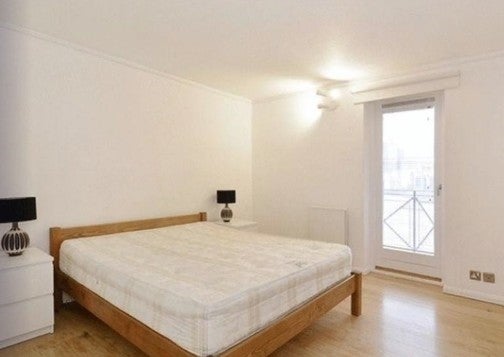 Flat Durand's Wharf in Greater London