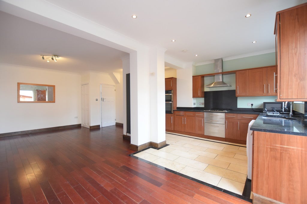 House Queenborough Gardens in Greater London