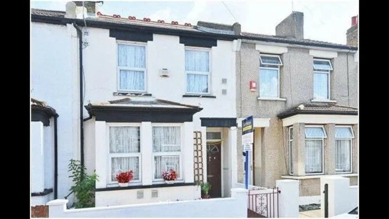 Room Nicholes Road in Greater London