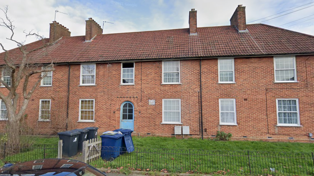 Flat Greatdown Road in Greater London