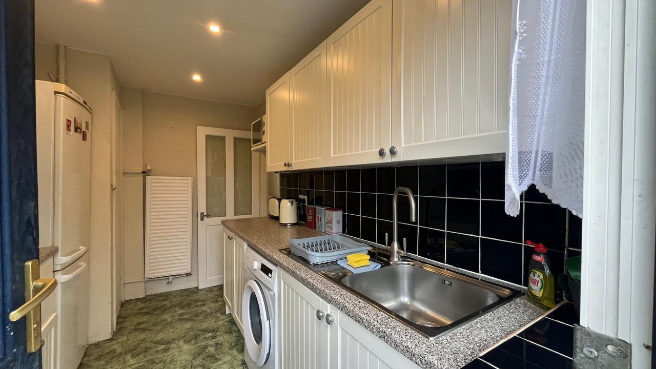 Flat Greatdown Road in Greater London
