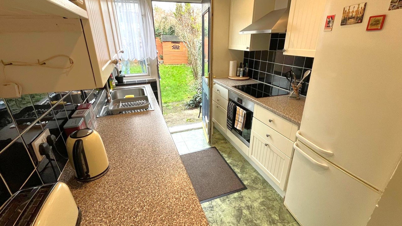 Flat Greatdown Road in Greater London