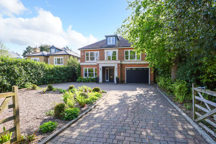 House Woodside Road in Elmbridge