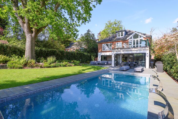 House Woodside Road in Elmbridge