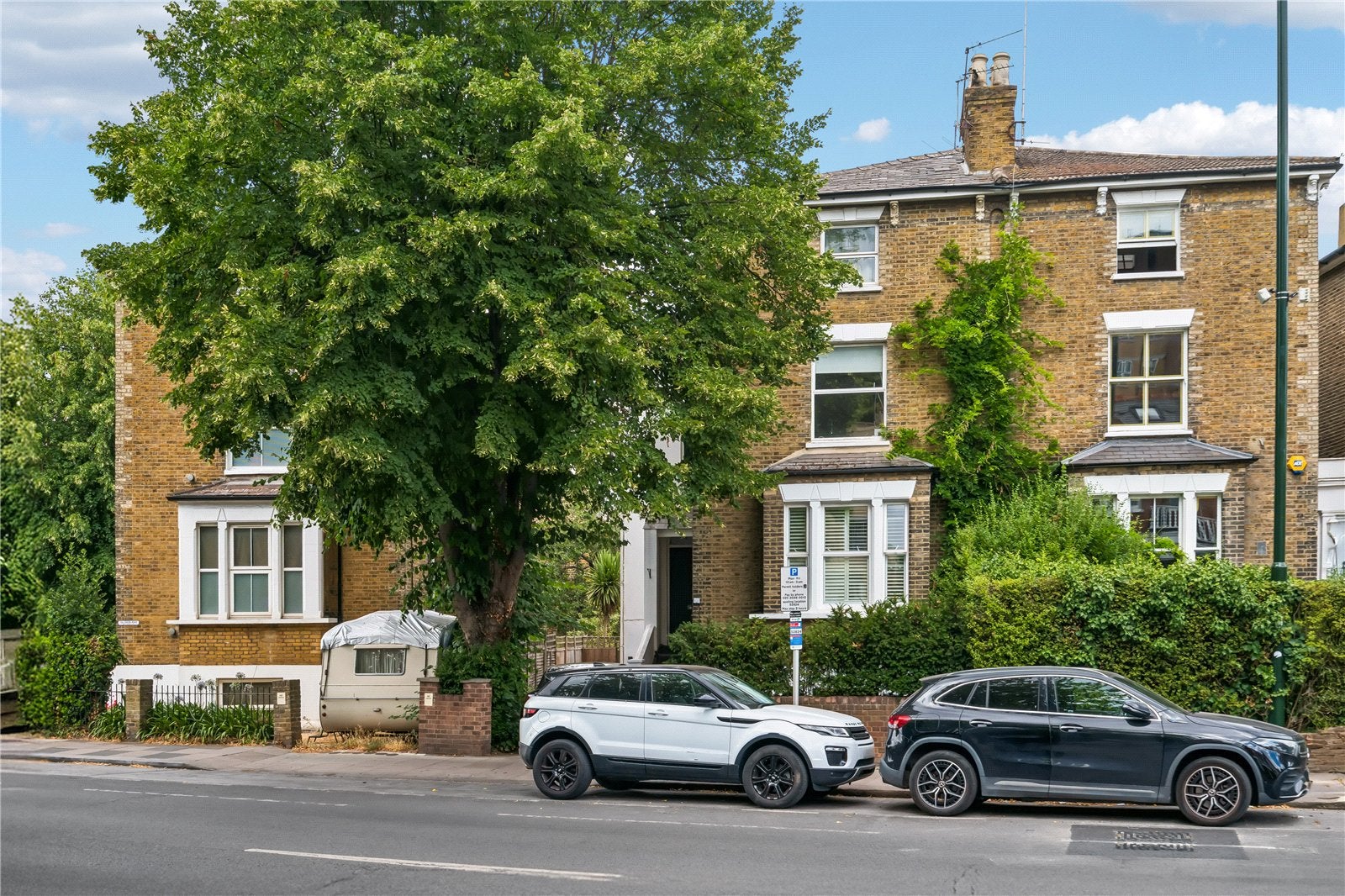 Flat Sheen Road in Greater London