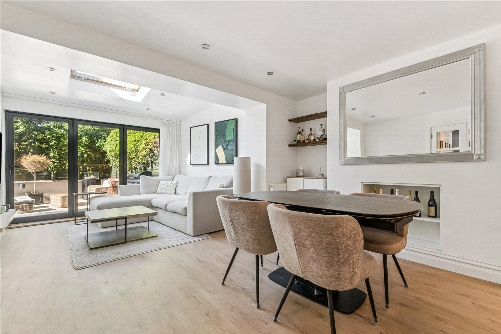 Flat Sheen Road in Greater London