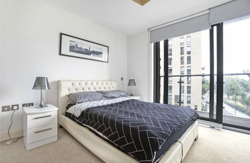 Flat Aqua Vista Square in Greater London
