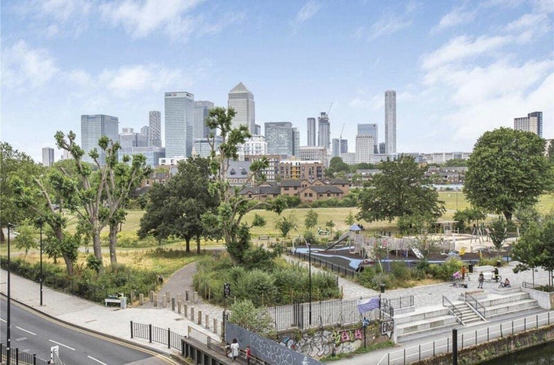Flat Aqua Vista Square in Greater London