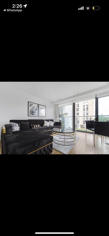 Flat Aqua Vista Square in Greater London