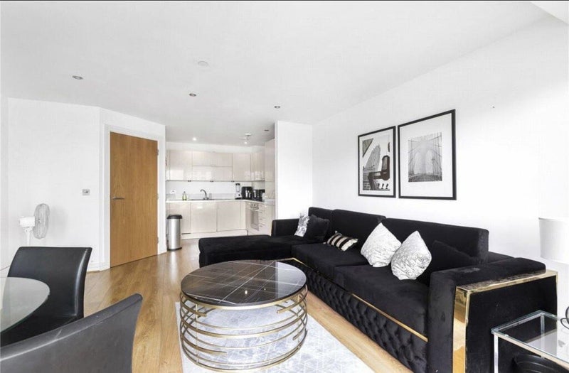 Flat Aqua Vista Square in Greater London