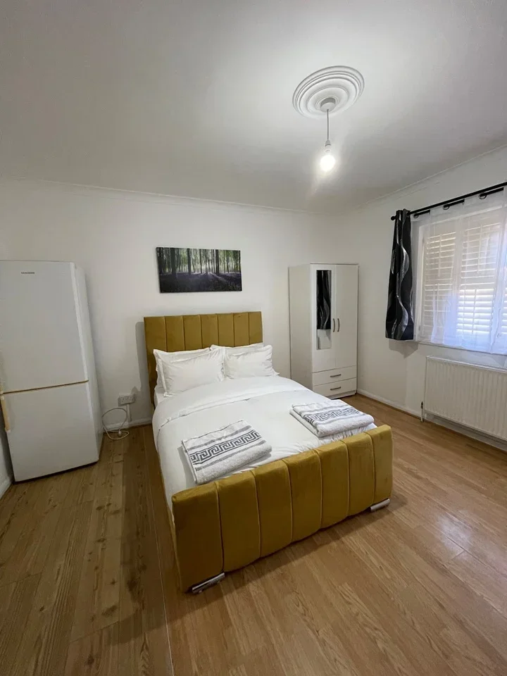 Room Keynsham Gardens in Greater London