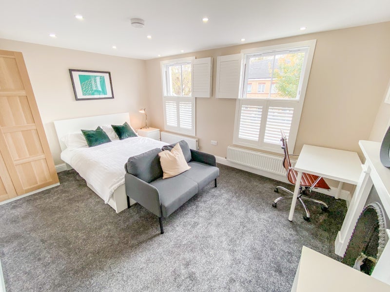 Room Fullerton Road in Greater London