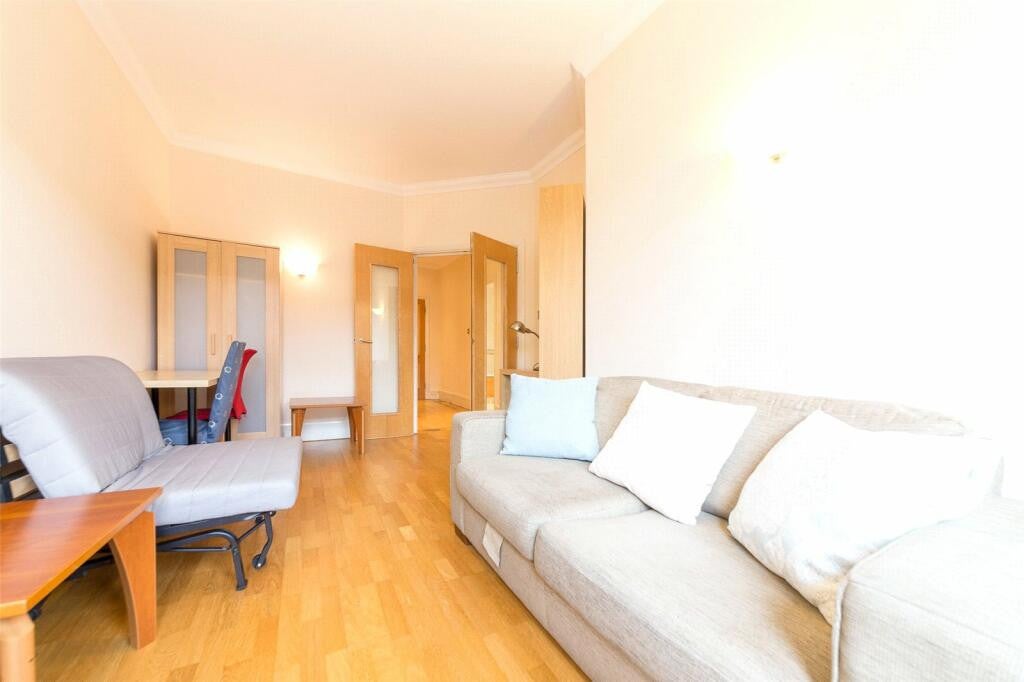 Flat Hatfields in Greater London
