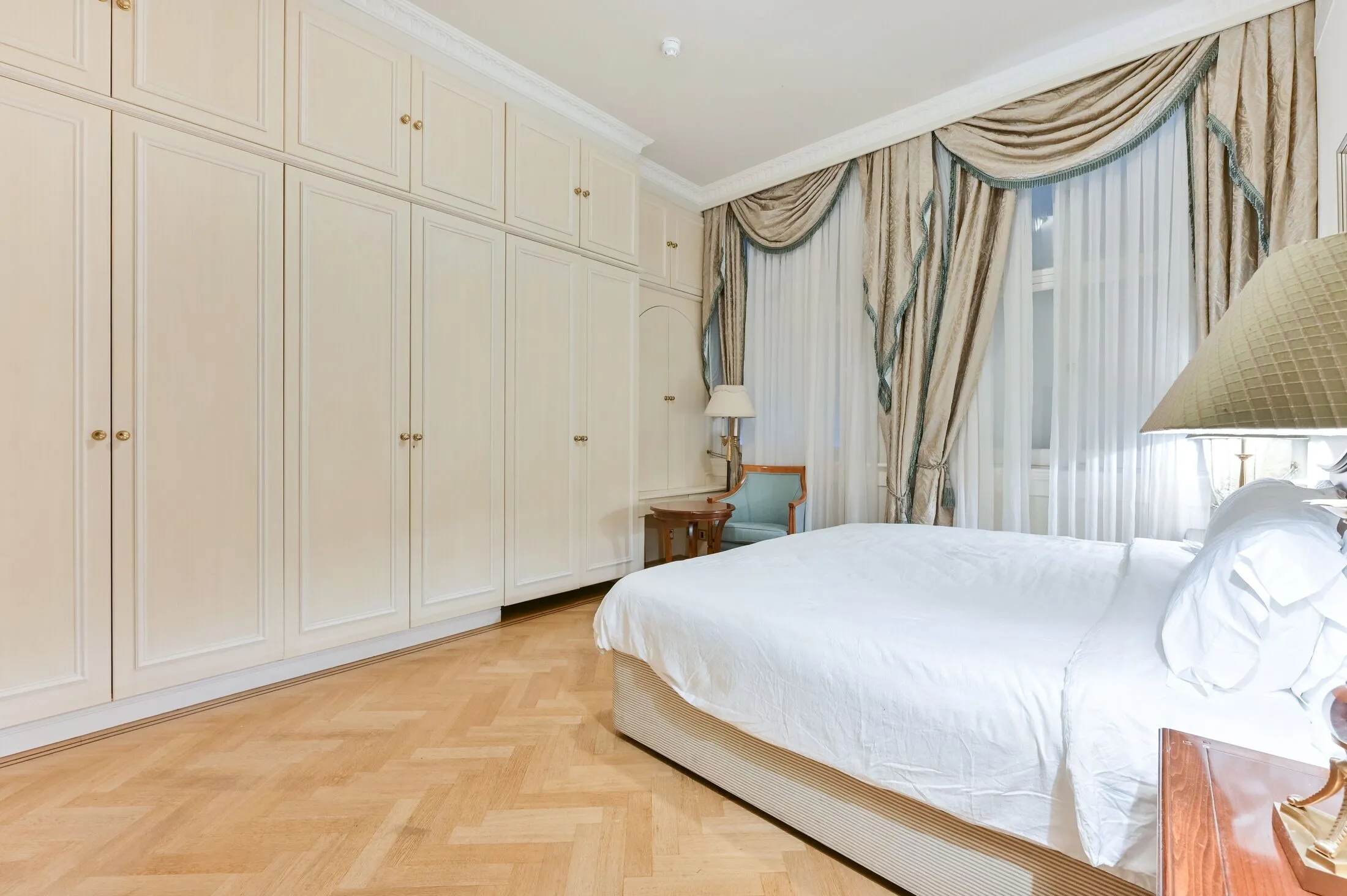 Flat Kensington Court in Greater London
