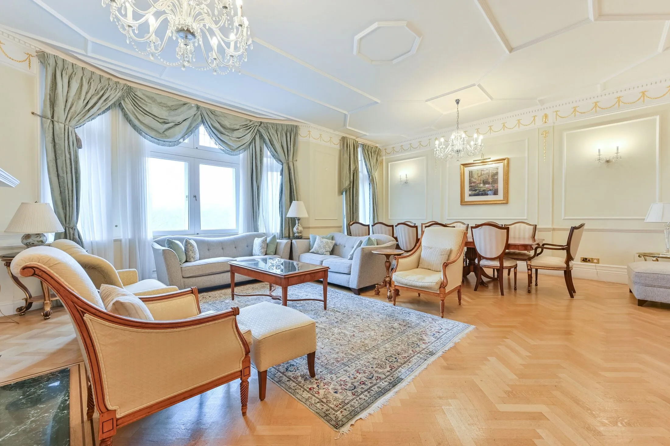 Flat Kensington Court in Greater London