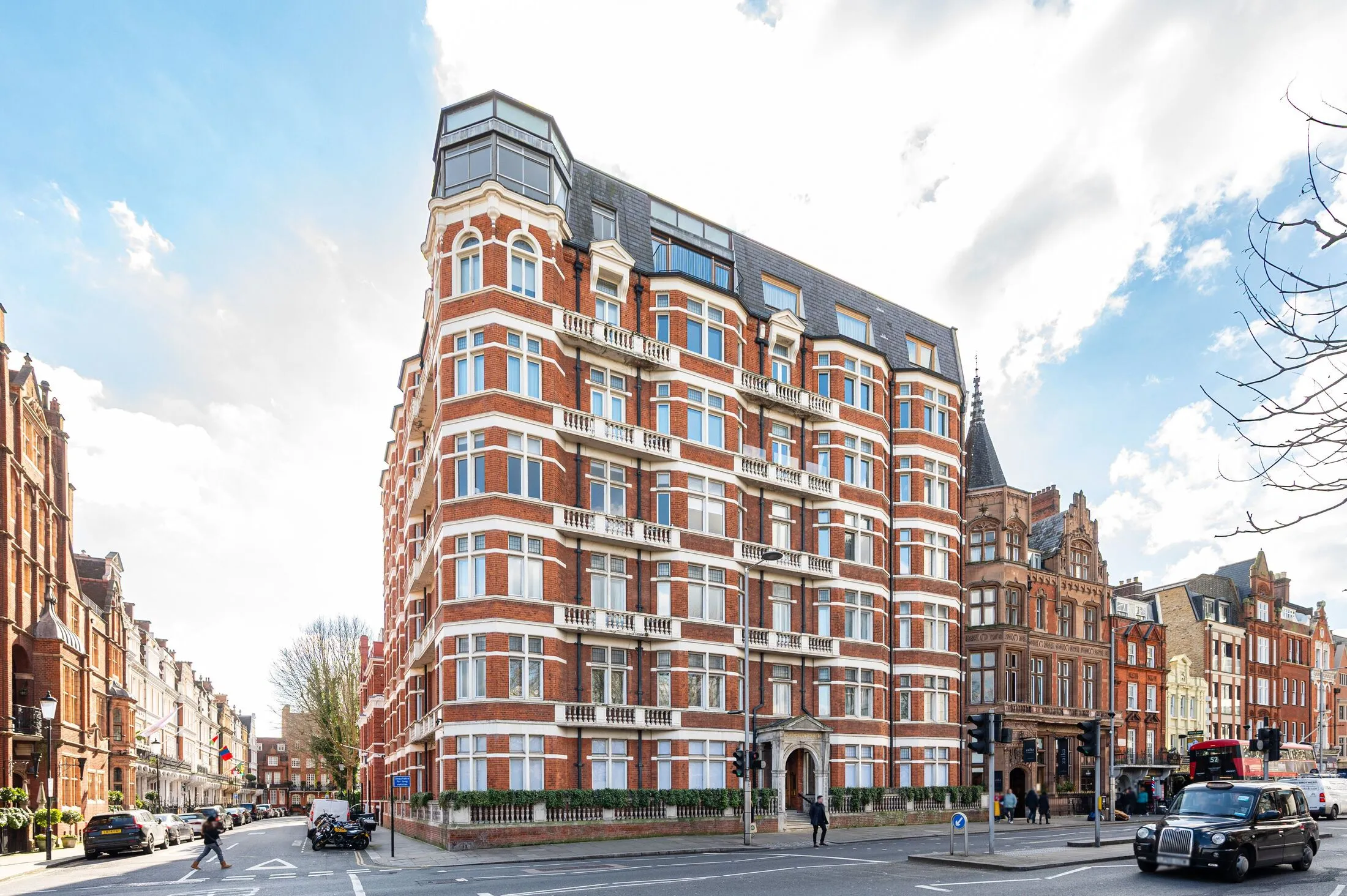 Flat Kensington Court in Greater London
