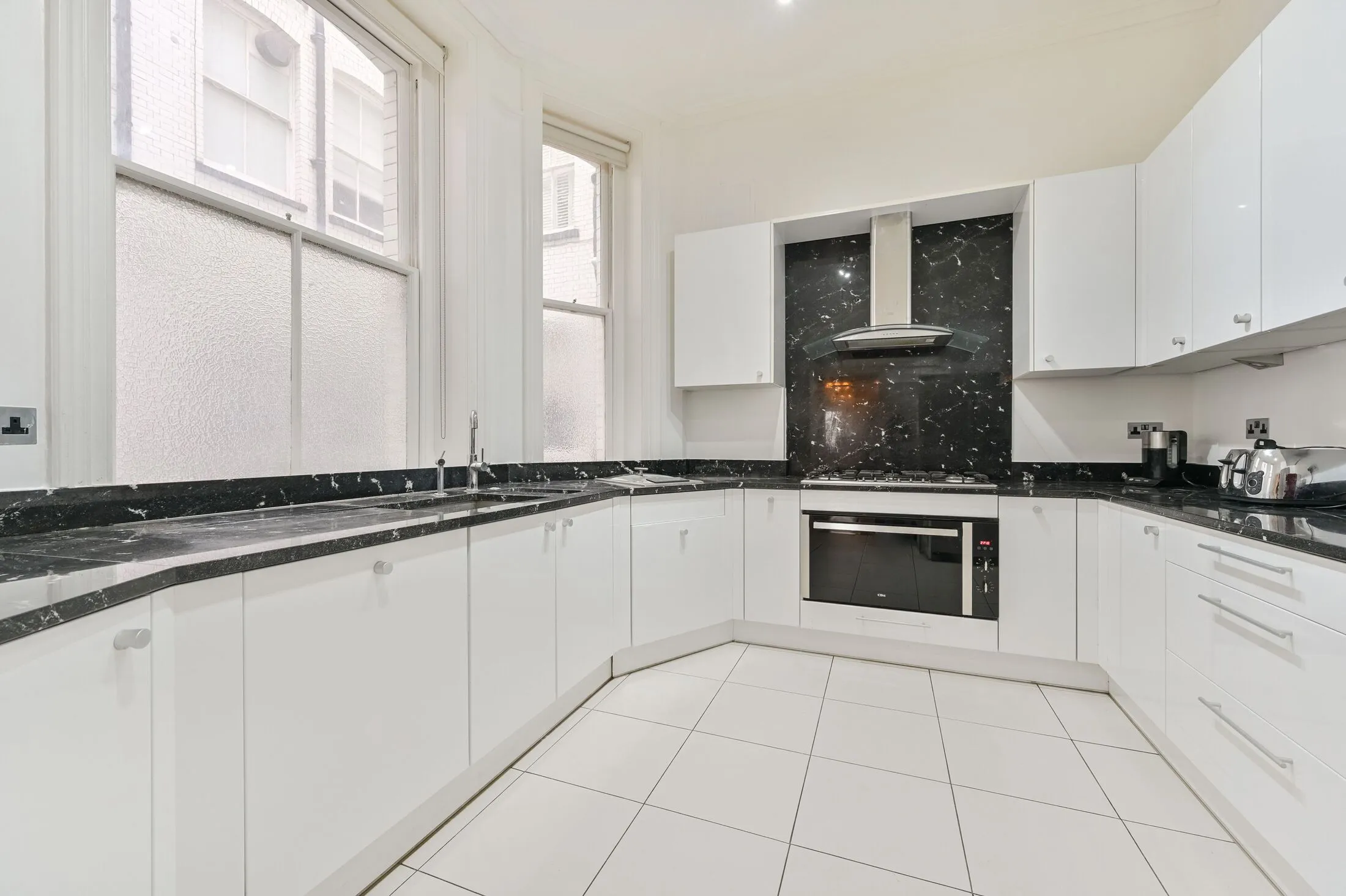Flat Kensington Court in Greater London