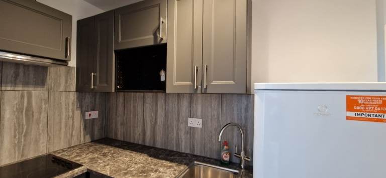 Flat Victoria Avenue in Greater London