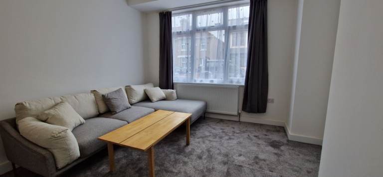 Flat Victoria Avenue in Greater London