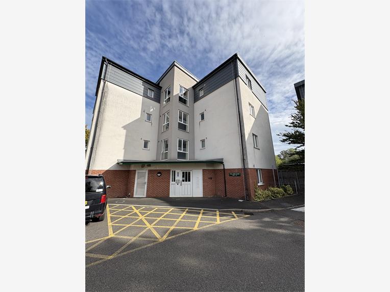 Flat Severn Drive in Wellington