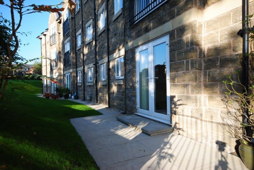 Flat Bramley Court in Wigan