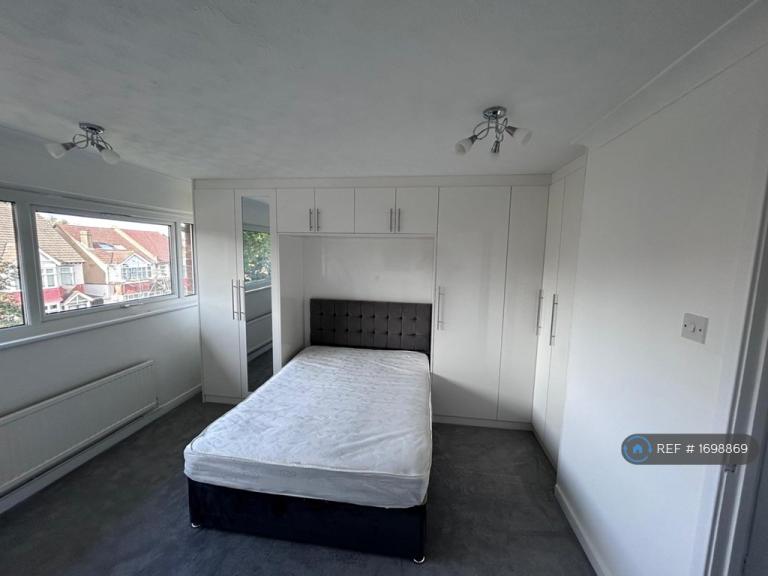 Flat Ashburton Road in Greater London