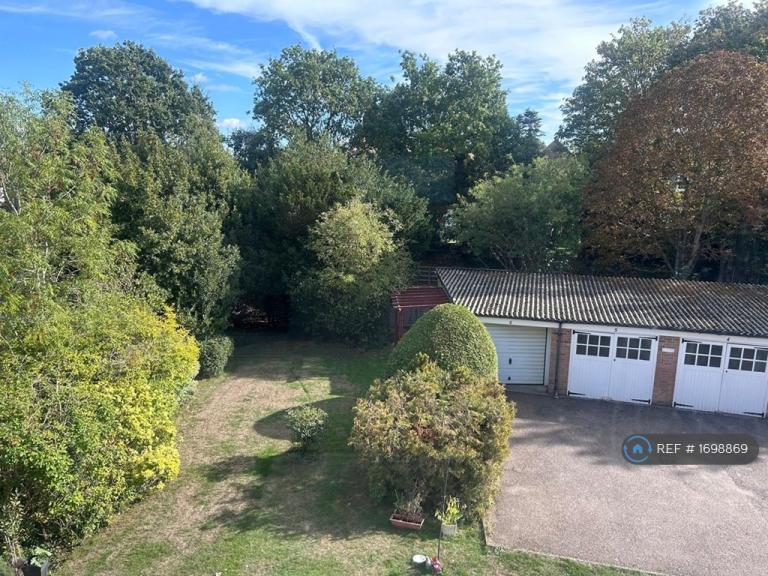 Flat Ashburton Road in Greater London
