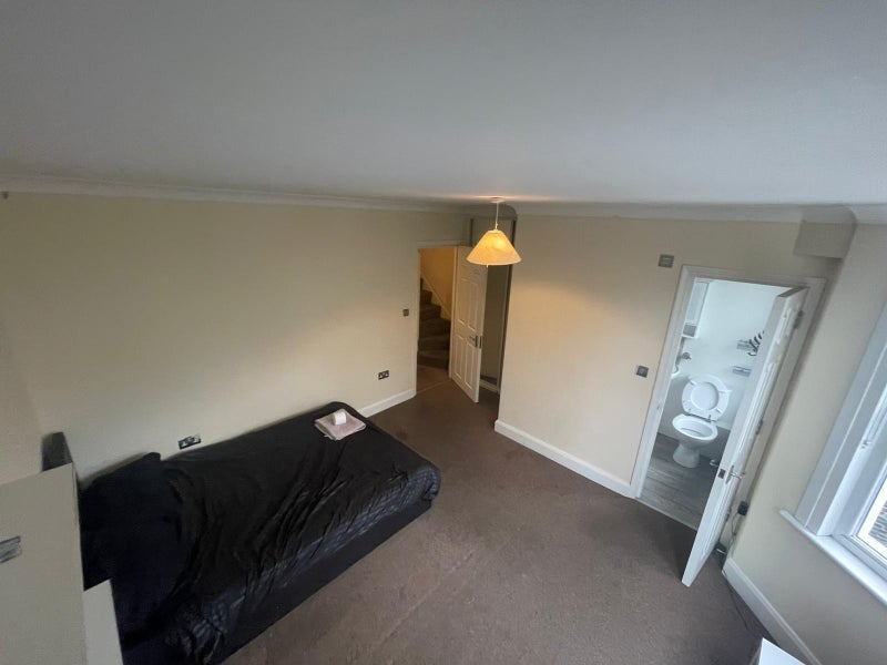 Room Commercial Way in Greater London