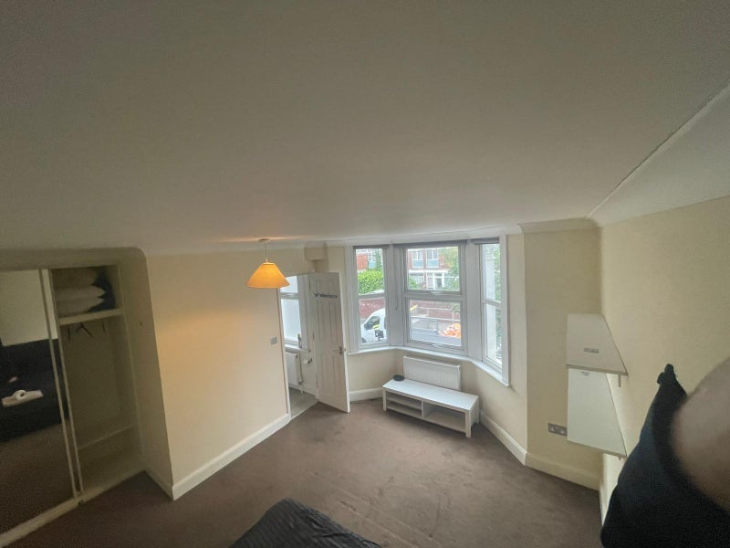 Room Commercial Way in Greater London