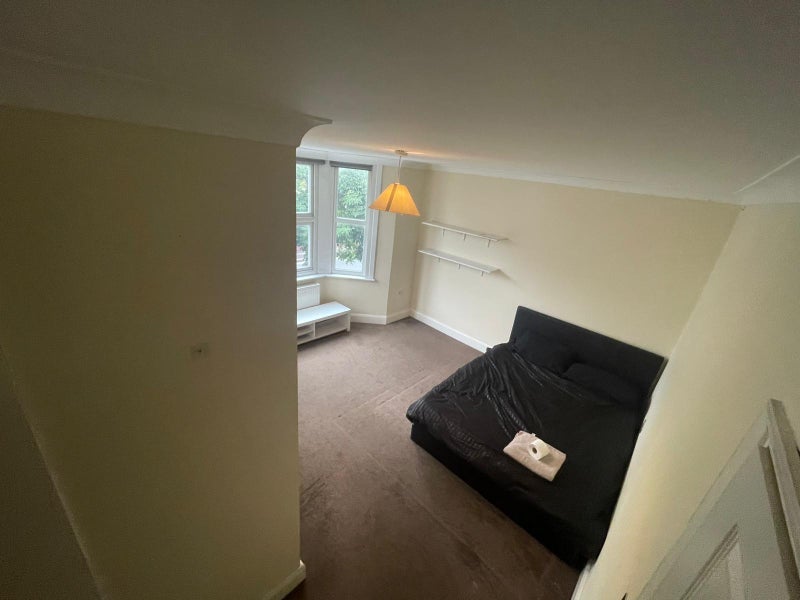 Room Commercial Way in Greater London