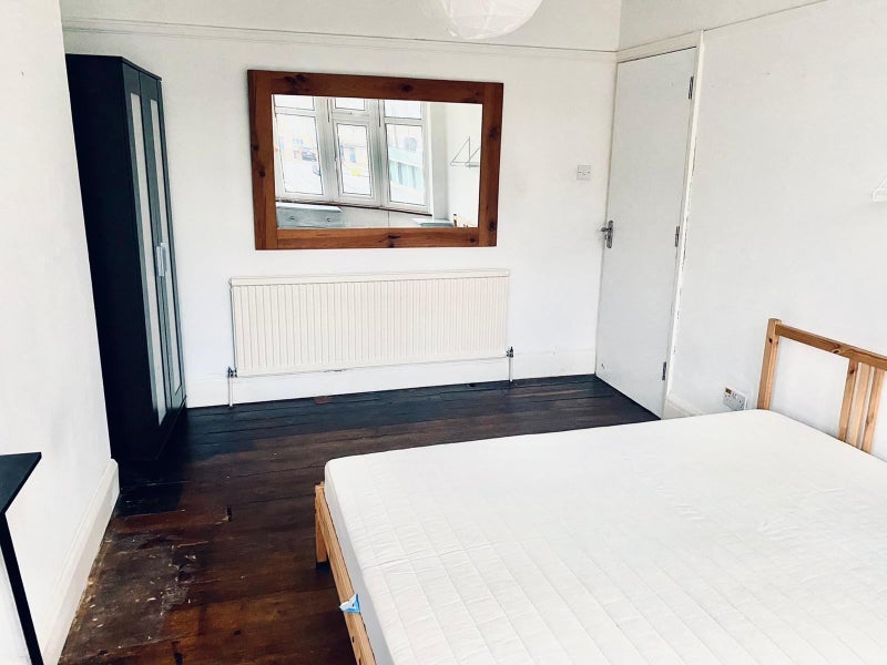 Room Park Lane in Greater London