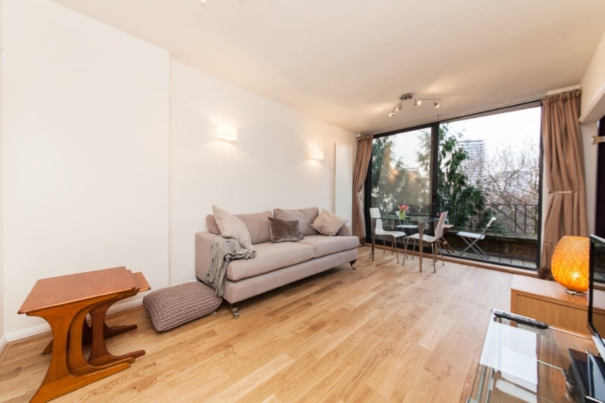 Flat Hyde Park Place Bayswater Road in City of Westminster